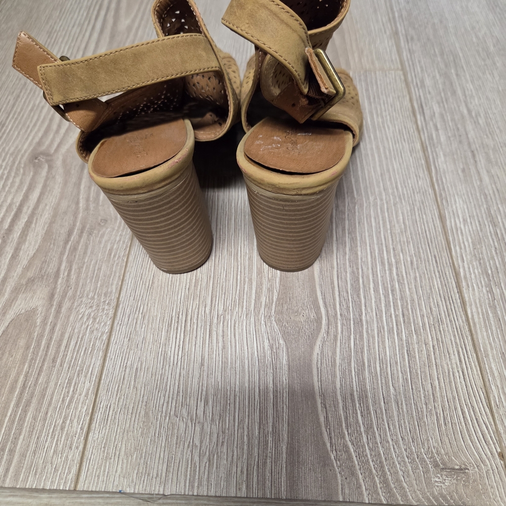 Universal Thread Block Heel Sandals - Picture 2 of 3